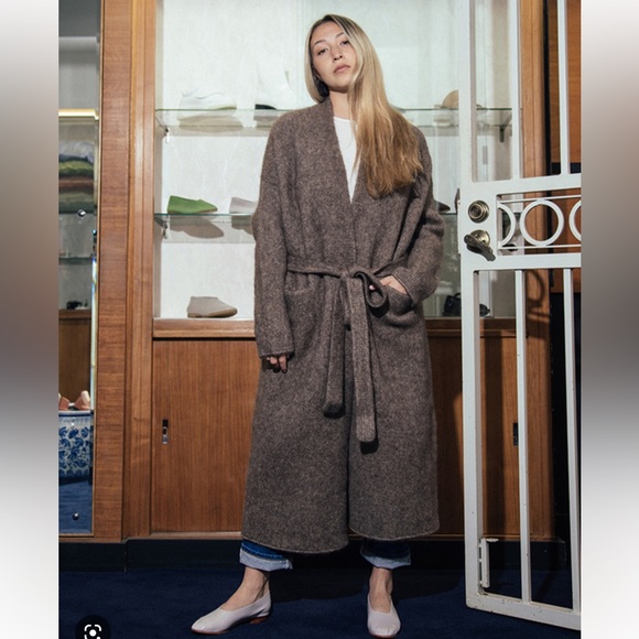 LAUREN MANOOGIAN - Picture 8 of 11